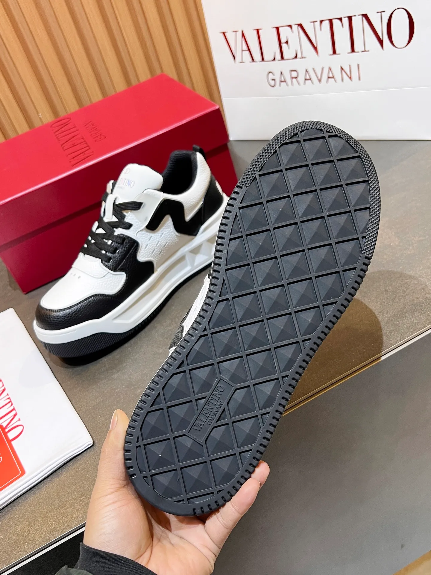 👟👟Ex-factory price 660👟👟 𝑽𝒂𝒍𝒆𝒏𝒕𝒊𝒏𝒐Valentino 𝑶𝒏𝒆𝑺𝒕𝒖𝒅 Couple casual sports shoes series Valentino 2024 new couple sports shoes are on sale. The original ZP was purchased and dismantled. Repeated pattern making and modification. I tried my best to restore it one to one! Top luxury masterpiece Signature five-pointed star design Soft and comfortable genuine leather with contrasting colors brings excellent and elegant texture and excellent on-foot comfort Top purchasing version upper: imported calfskin surface/original oil edge craftsmanship Outsole: original development 𝐓𝐏𝐔 two-color combination outsole Packaging: original configuration complete package Code number: 34-𝟒𝟓